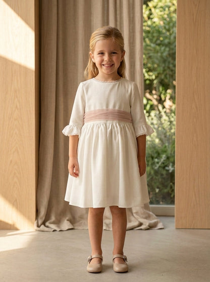 Vestido blanco con manga francesa y puntilla