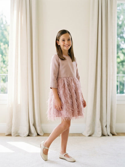 Vestido mikado rosa maquillaje con falda de flecos