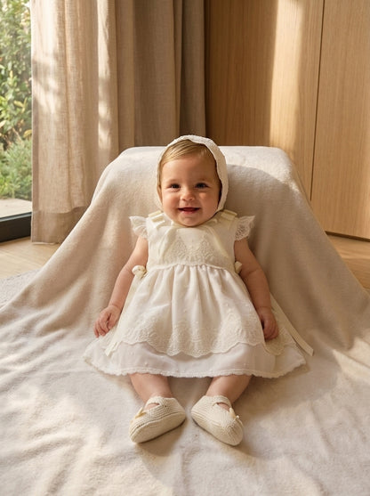 Vestido tul bordado beig con falda tul rosa y capota