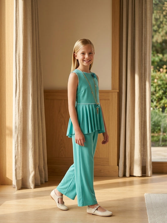 Mono verde con volante alrededor y collar