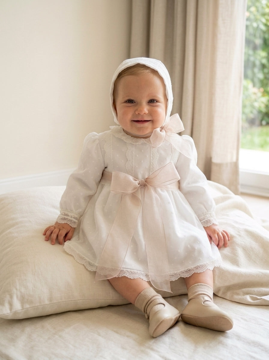 Jesusito tul plumeti blanco con fajín de organza rosa y capota