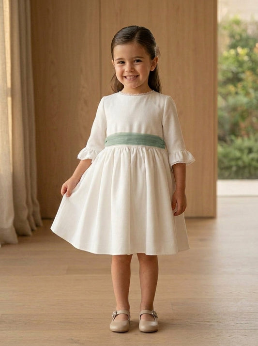 Vestido blanco con manga francesa y puntilla