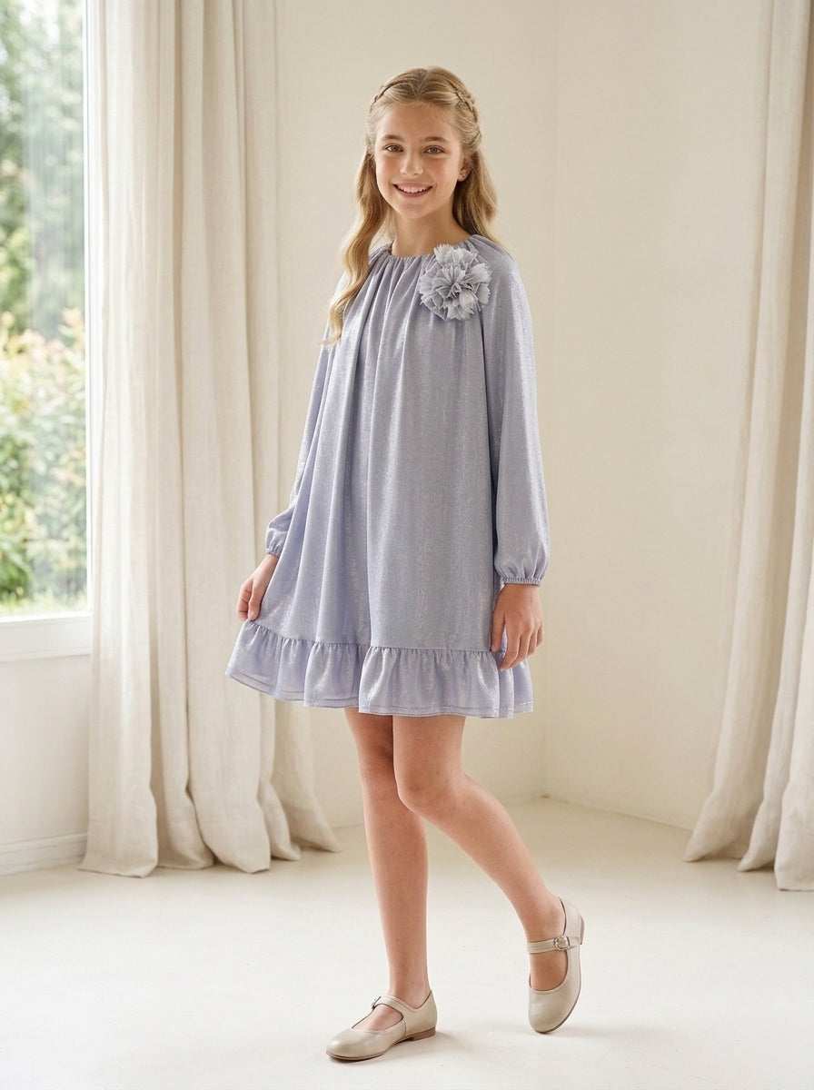 Vestido azul brillante con broche redondo