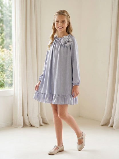 Vestido azul brillante con broche redondo