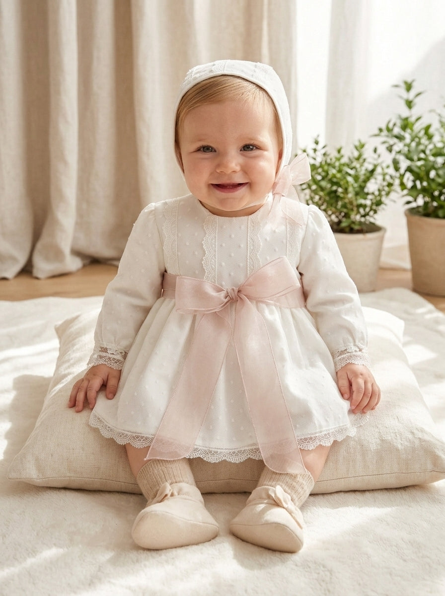 Jesusito tul plumeti blanco con fajín de organza rosa y capota