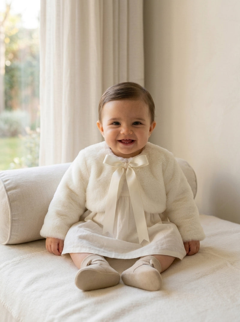 Bolero de peluche beige con lacito de raso