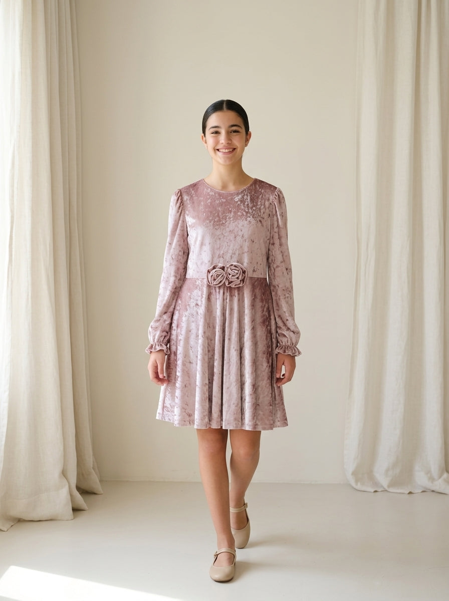 Vestido terciopelo rosa con dos rosas en la cintura