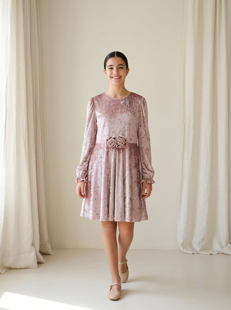 Vestido terciopelo rosa con dos rosas en la cintura
