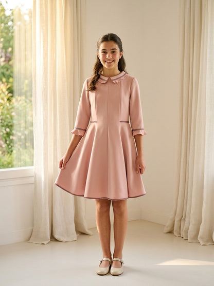 Vestido rosa empolvado con detalles morados y volante