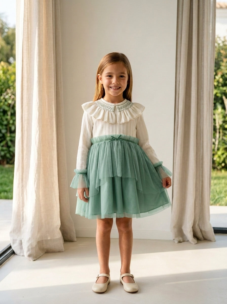 Vestido beig y falda tul verde