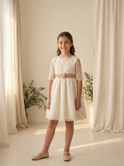 Vestido tul bordado manga francesa y fajin rosa
