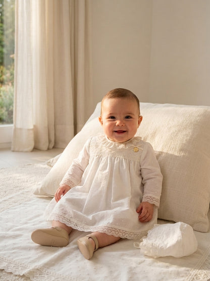 Vestido bordado manga larga con puntillas y capota