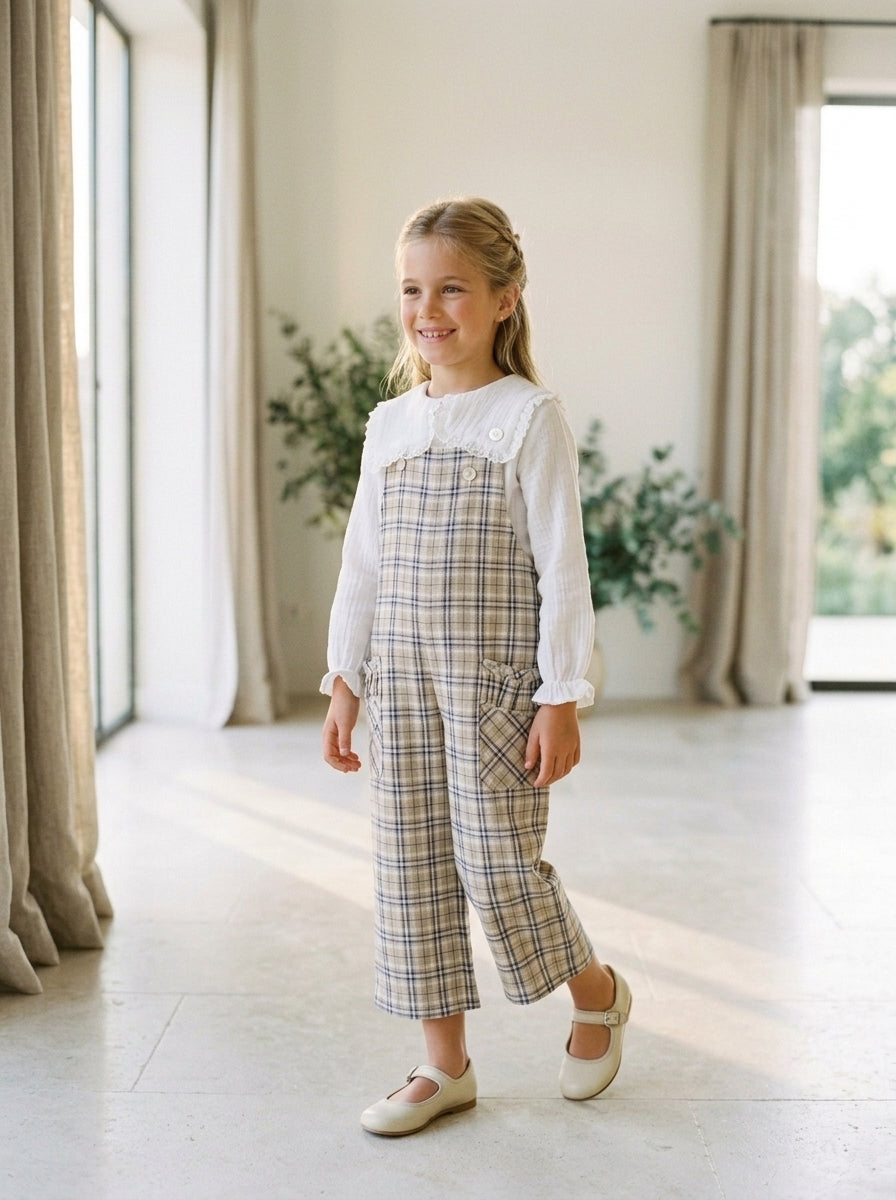 Mono cuadros  beig y blusa blanca