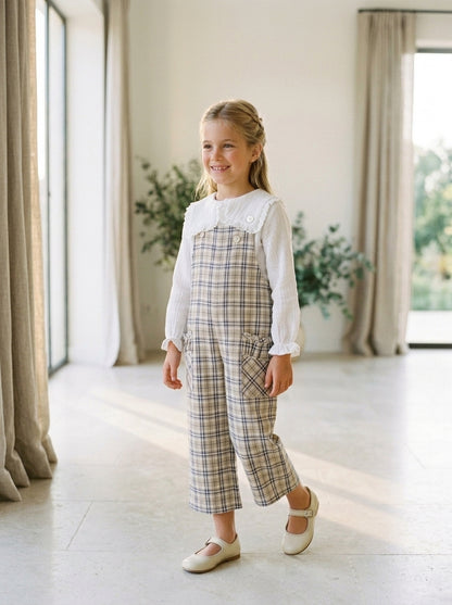 Mono cuadros  beig y blusa blanca