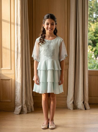 Vestido verde con volantes y mangas de tul transparentes