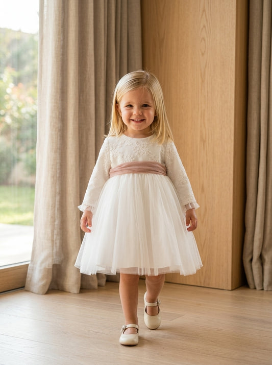 Vestido blanco roto con cuerpo tul bordado y fajin rosa