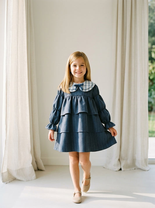 Vestido azul con 3 volantes y cuello cuadros "Nieves"