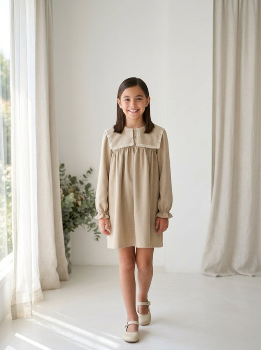 Vestido arena con escote cuadrado con puntilla beig