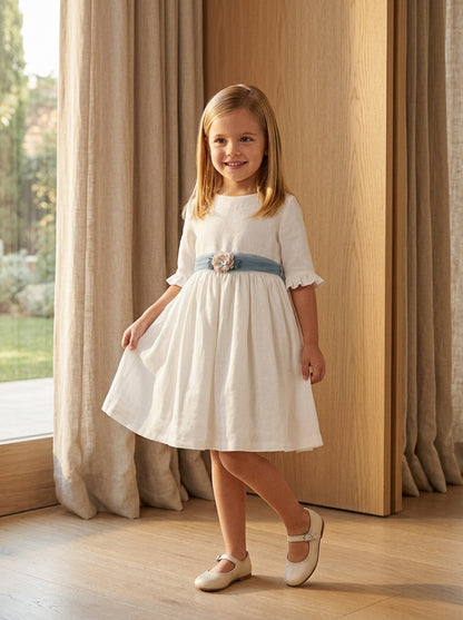 Vestido lino beig manga francesa y fajin azul empolvado