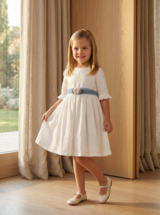 Vestido lino beig manga francesa y fajin azul empolvado