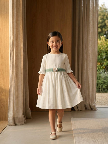 Vestido lino beig manga francesa y fajin azul empolvado