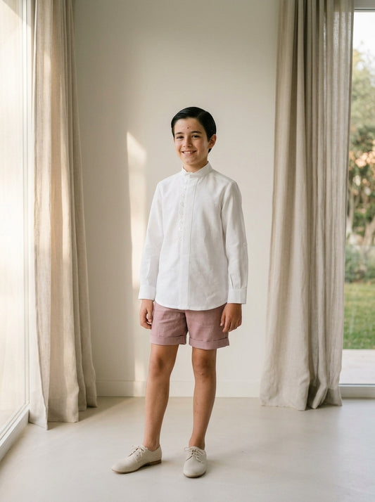 Camisa de lino blanco y short rosa empolvado
