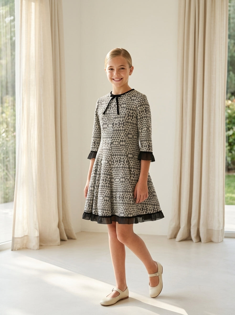 Vestido estampado geometrico negro con vuelo