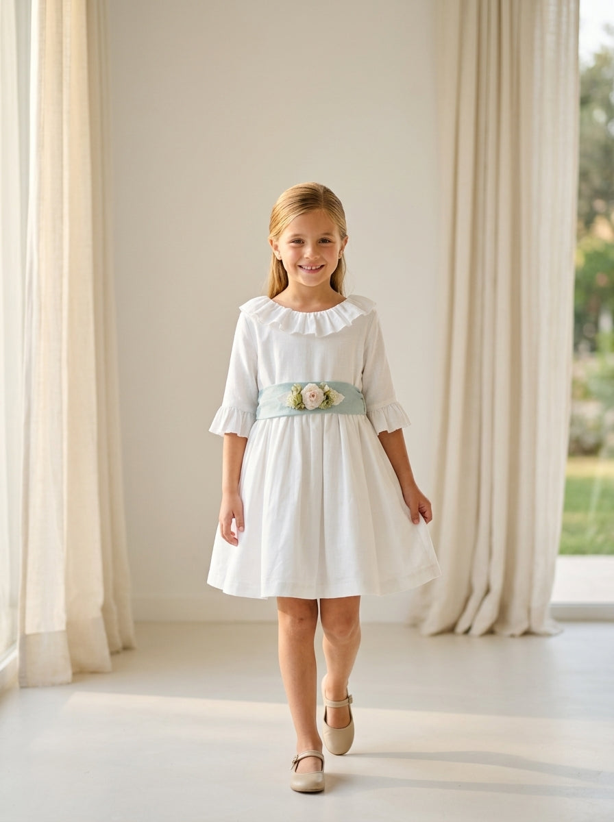 Vestido hilo con volante en cuello y mangas con fajin lino y broche flores