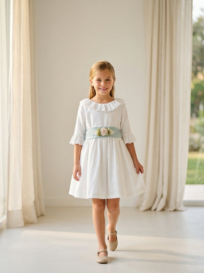 Vestido hilo con volante en cuello y mangas con fajin lino y broche flores
