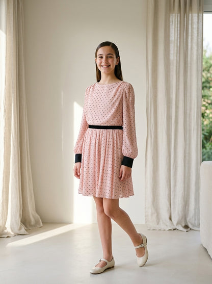 Vestido rosa con topitos negros y terciopelo negro