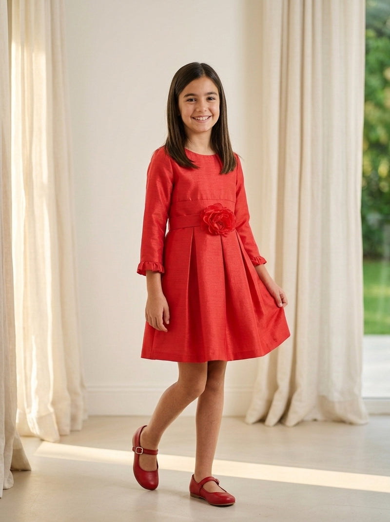 Vestido seda salvaje rojo con tablas y broche en un lado