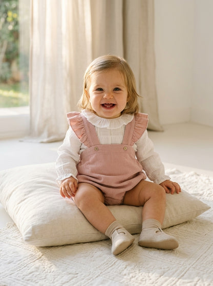 Ranita rosa bebe y camisa blanca