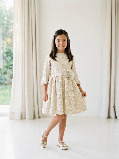 Vestido beig con petalitos beig y plumas