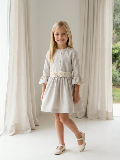 Vestido arena talle bajo con fajin beig con flores