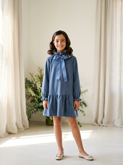 Vestido azul con cuello cuadros desmontable
