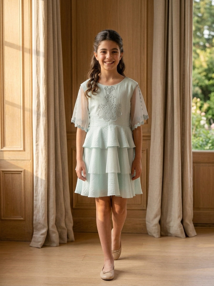 Vestido verde con volantes y mangas de tul transparentes