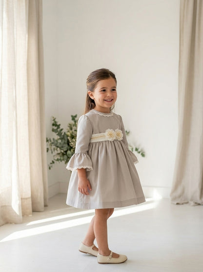 Vestido arena con puntilla beig y fajin beig con flores