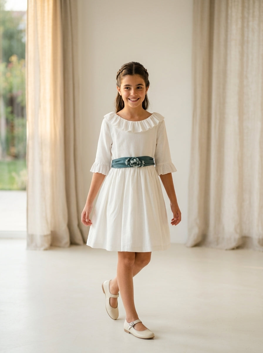 Vestido hilo blanco roto con volantes y fajín verde botella con flores