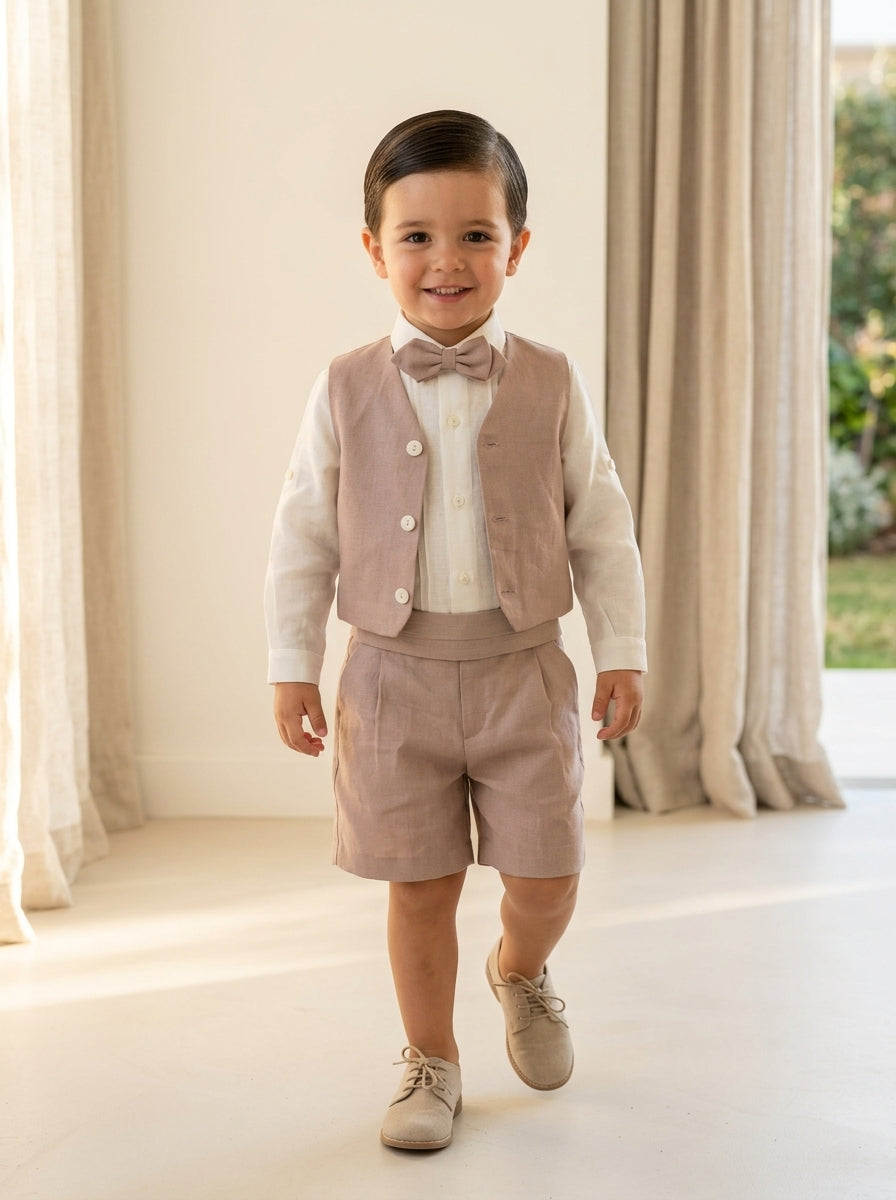 Conjunto camisa lino beig, short, fajín chaleco y pajarita rosa maquillaje