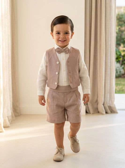 Conjunto camisa lino beig, short, fajín chaleco y pajarita rosa maquillaje