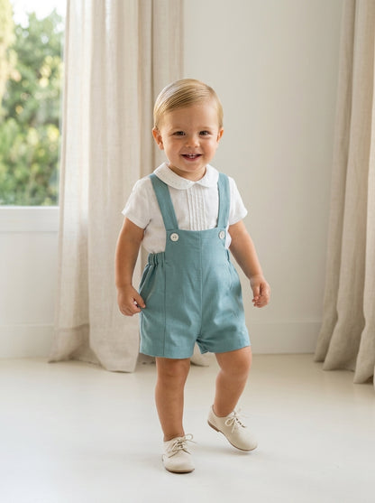 Peto verde con camisa blanca manga corta