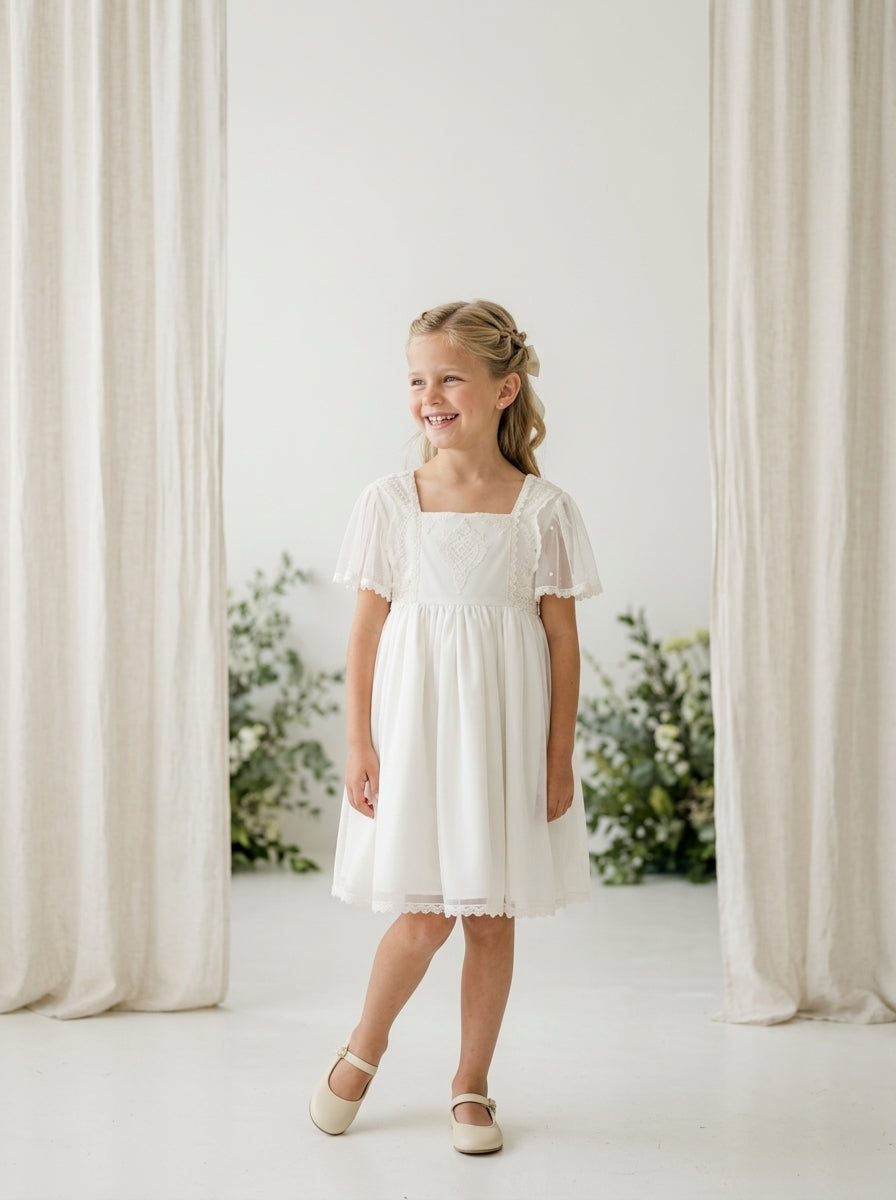 Vestido beig tul bordado y fajin azul