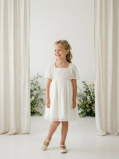 Vestido beig tul bordado y fajin azul