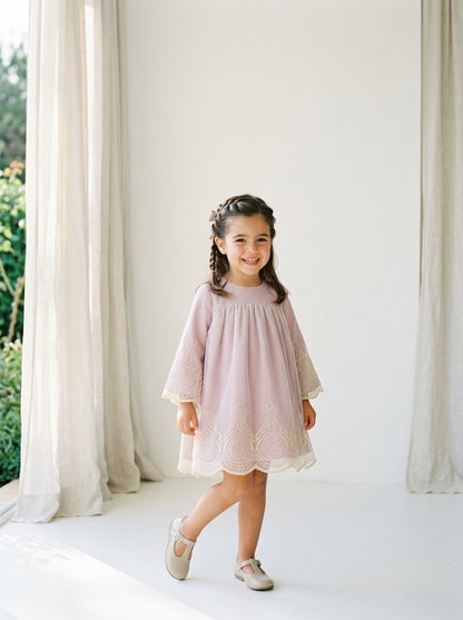 Vestido rosa empolvado y tul bordado dorado manga francesa