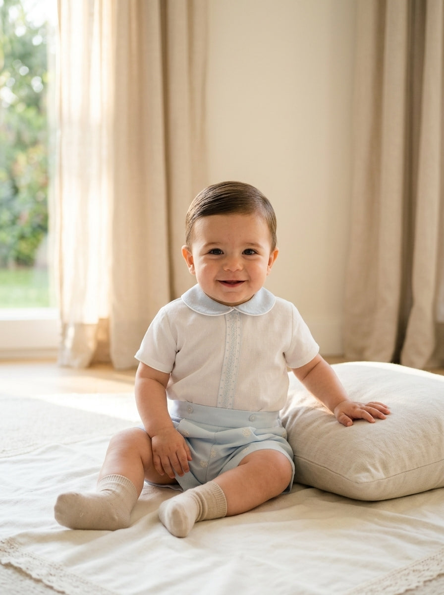 Conjunto camisa tul beig y detalles azules con bombacho bordado azul