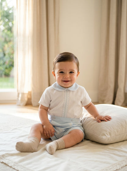 Conjunto camisa tul beig y detalles azules con bombacho bordado azul