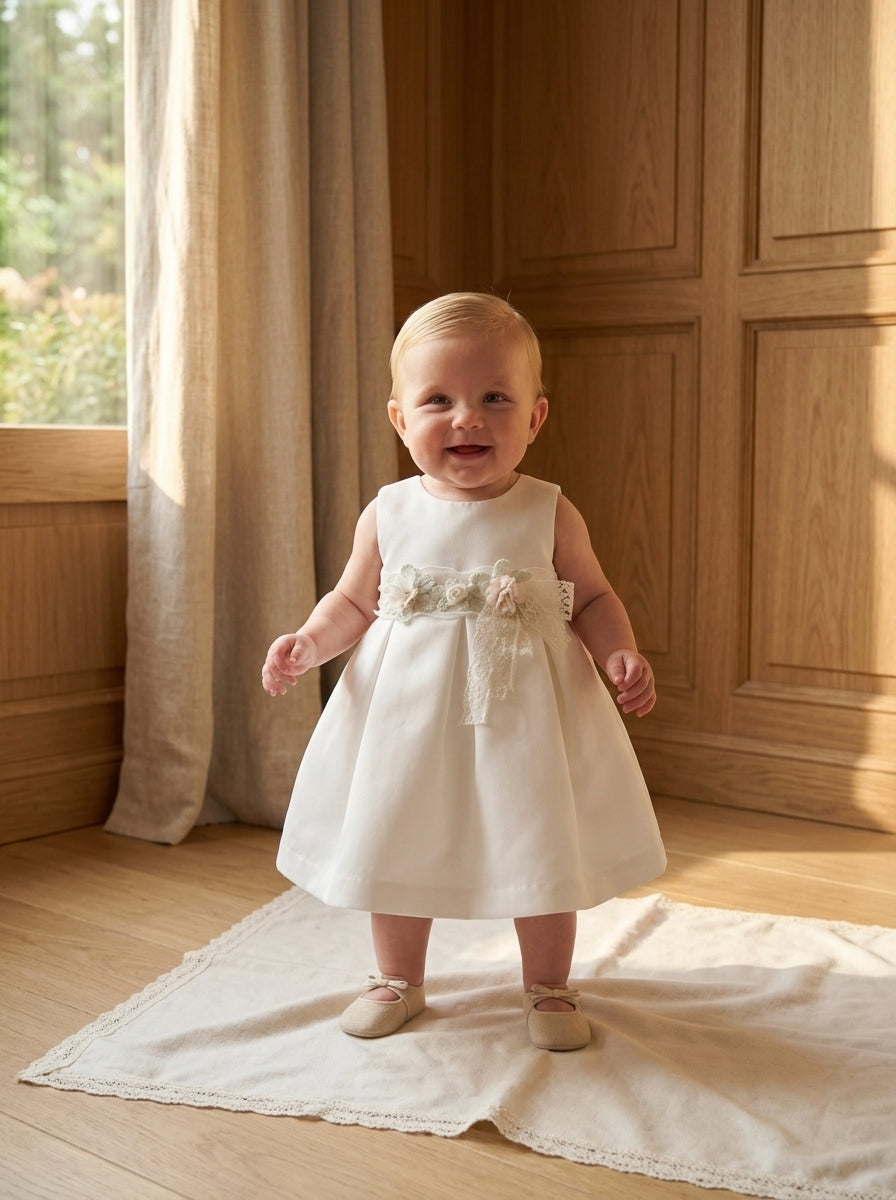 Vestido mikado blanco con fajin rosita con florecitas