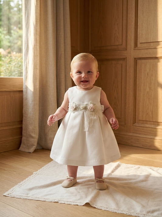 Vestido mikado blanco con fajin rosita con florecitas
