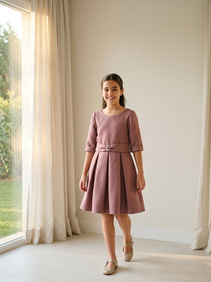 Vestido rosa maquillaje con fajin y broche cristalitos