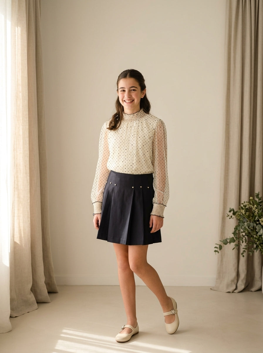 Conjunto camisa plumeti corazones negros y falda plisada negra